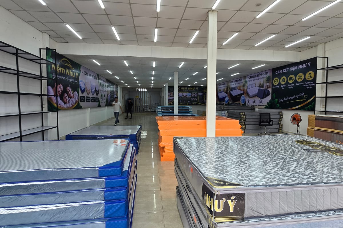Bên trong cửa hàng Nệm Như Ý Quận 9 — nệm foam, bông ép, lò xo mới về