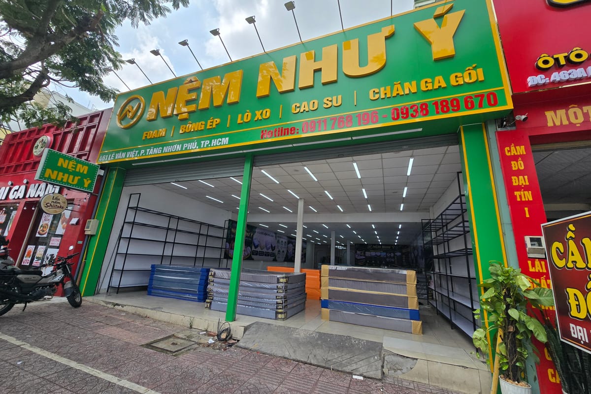 Cửa hàng nệm trên đường Lê Văn Việt nhìn từ vỉa hè
